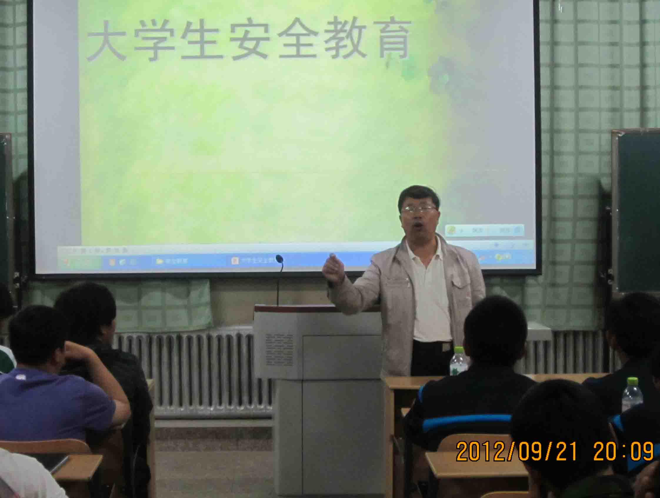 刘晋平老师正在新生进行安全教育讲座